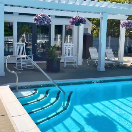 Luxury Villa: Mohegan Retreat with Fireplace, Jacuzzi, and Pools Norwich Exterior photo