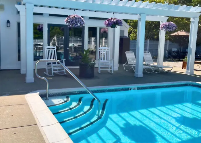 Luxury Villa- 3 Mins To Mohegan- Fully Stocked With Fireplace- Jacuzzi, Saltwater Pools, Sauna