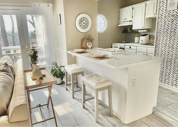 Luxury Villa- 3 Mins To Mohegan- Fully Stocked With Fireplace- Jacuzzi, Saltwater Pools, Sauna