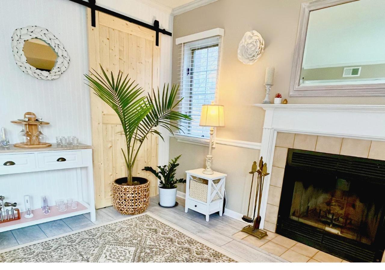 Luxury Villa: Mohegan Retreat With Fireplace, Jacuzzi, And Pools *