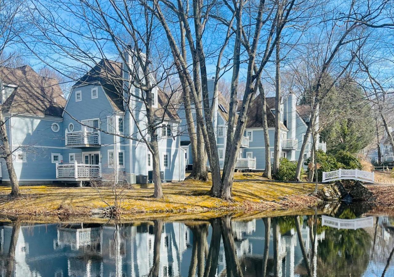 Luxury Villa: Mohegan Retreat With Fireplace, Jacuzzi, And Pools