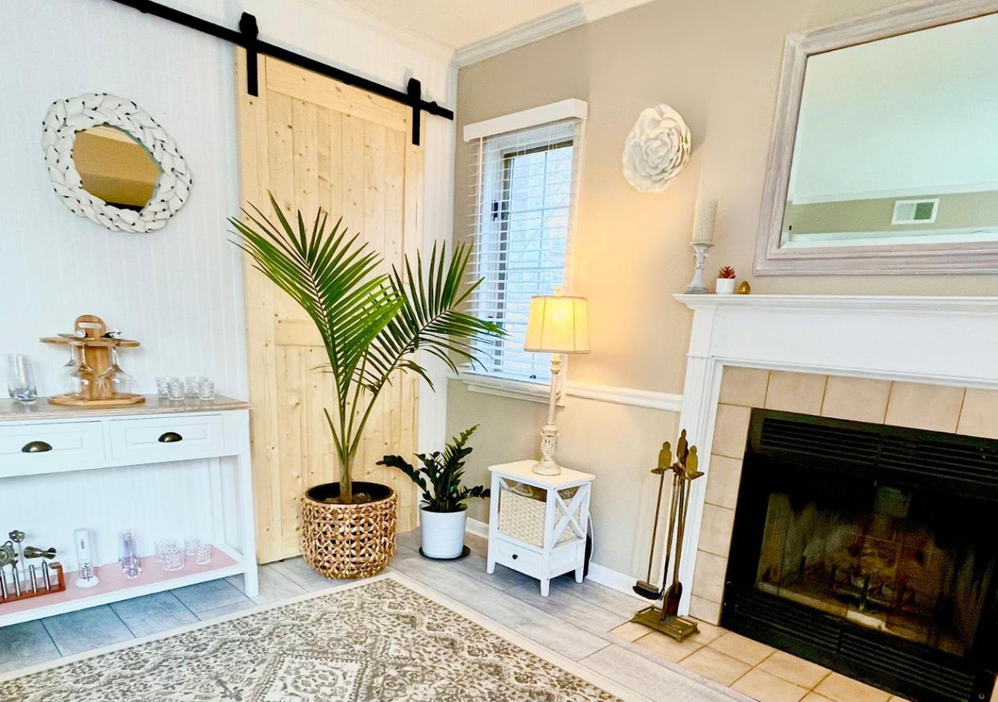 Luxury Villa: Mohegan Retreat With Fireplace, Jacuzzi, And Pools Norwich